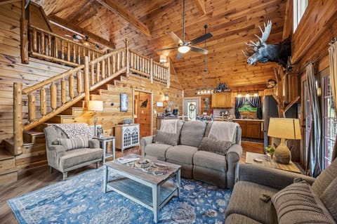 Majestic Elk Hideaway's cozy living area