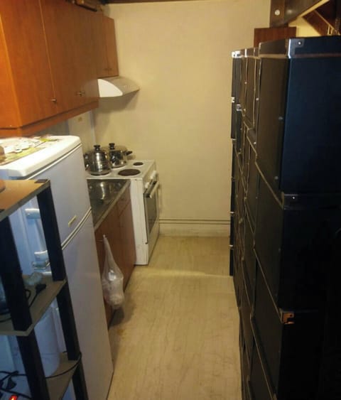 Fridge, oven, stovetop, cookware/dishes/utensils