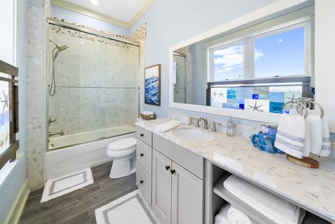 Combined shower/tub, towels