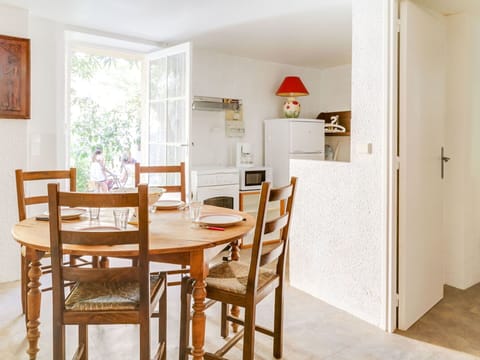 Table, Property, Furniture, Picture Frame, Chair, Building, Kitchen & Dining Room Table, Wood, Interior Design, Window