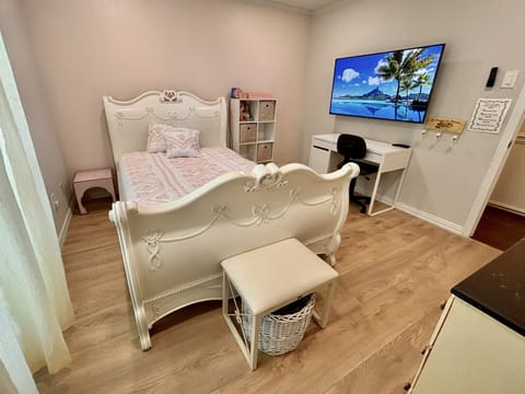 4 bedrooms, desk, iron/ironing board, travel crib