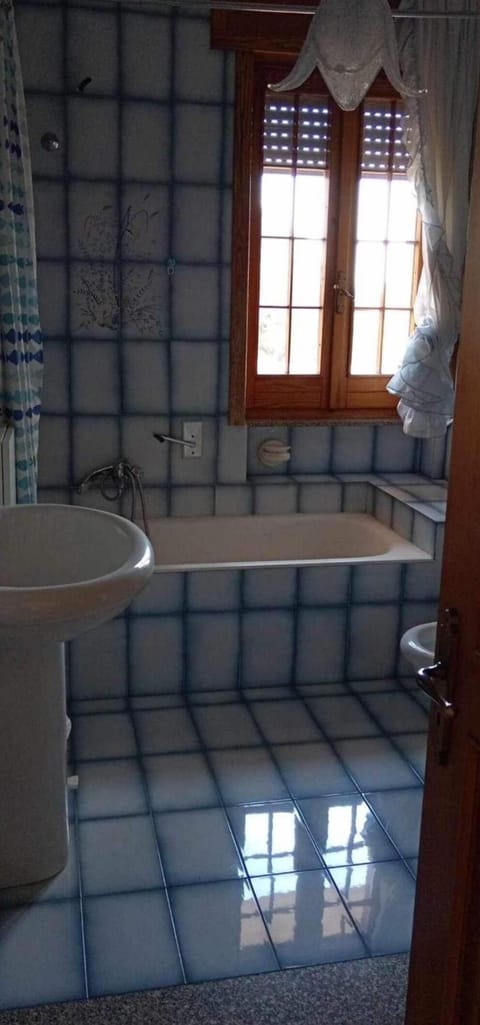 Combined shower/tub