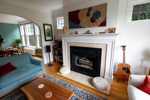 Living room (gas fireplace)