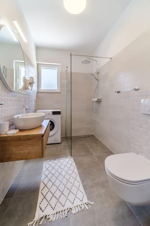 Combined shower/tub, hair dryer, towels