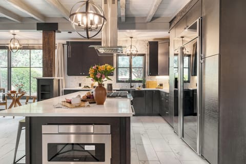 Fully equipped kitchen.