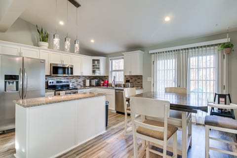 Dining Area & Kitchen
