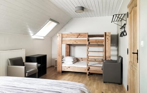 5 bedrooms, travel crib, WiFi