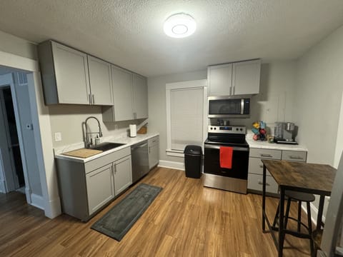 Private kitchen | Fridge, microwave, oven, stovetop