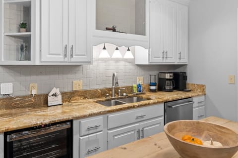 Fully equipped kitchen with wine cooler