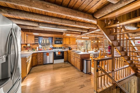 Fully stocked kitchen, utensils, stainless side-by-side refer w/ice maker.