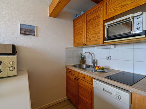 Sky, Cloud, Tableware, Water, Azure, Food, Chair, Naval Architecture, Building, Wood