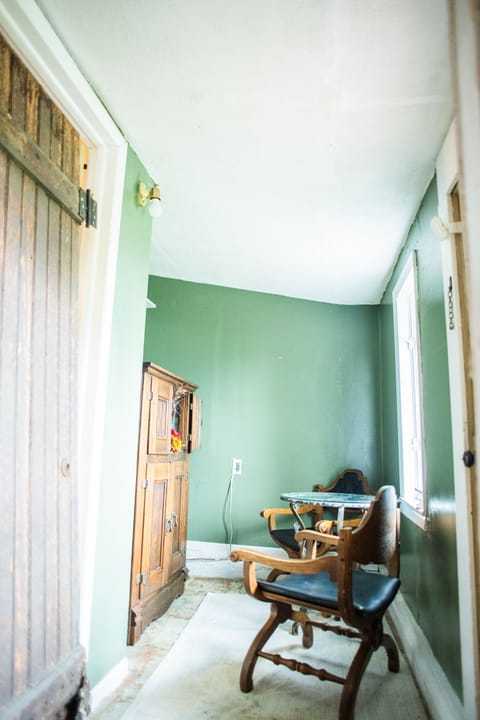 ➸enjoy your morning coffee in the green room