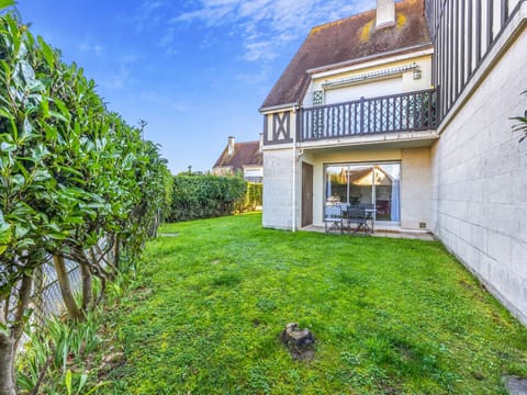 Jardin verdoyant et terrasse