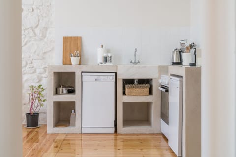 Fridge, oven, dishwasher, coffee/tea maker