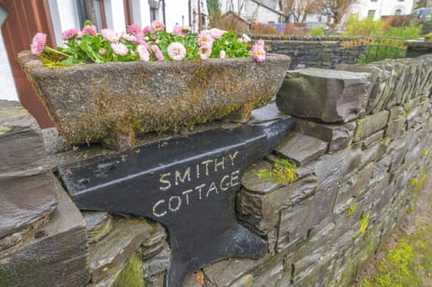 Smithy Cottage - Exterior Flowers