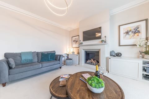 Edge Mere Apartment Lounge