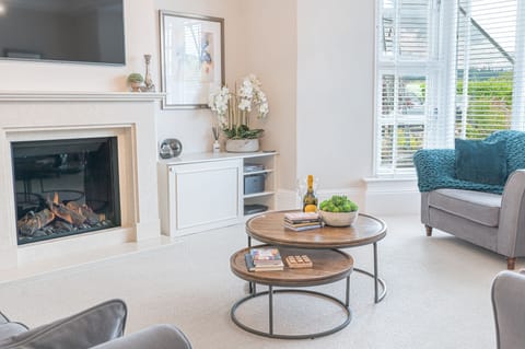 Edge Mere Apartment Lounge