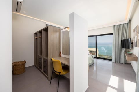 Double bedroom with en suite bathroom, A/C, TV, and sea views