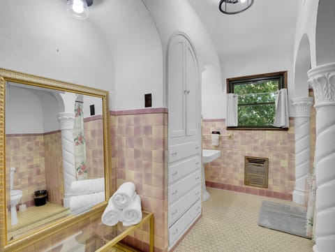 Combined shower/tub, hair dryer, towels, soap