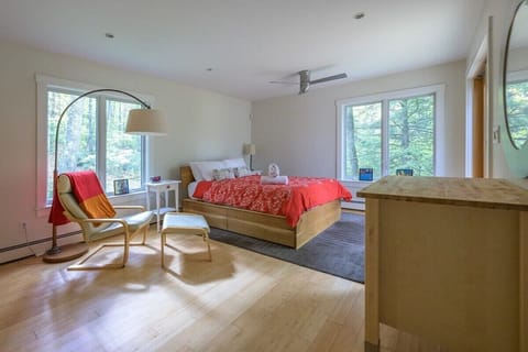 4 bedrooms, desk, travel crib, WiFi