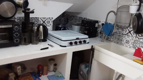 Fridge, oven, stovetop, coffee/tea maker