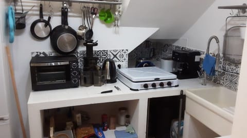 Fridge, oven, stovetop, coffee/tea maker