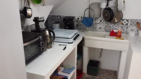 Fridge, oven, stovetop, coffee/tea maker