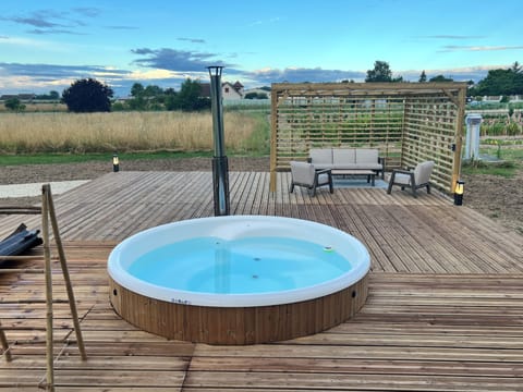 Bain nordique utilisable été comme hiver.
Buches et allume-feux fournis