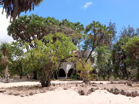 Spacious Villa on Malindi Beach with pool and restaurant next to Golf course Villa in Malindi