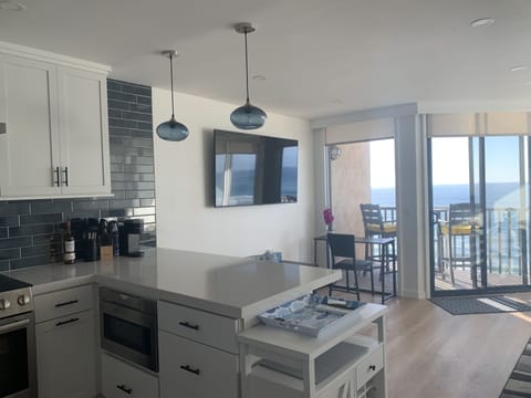 Peninsula with 2 stools, coffee bar