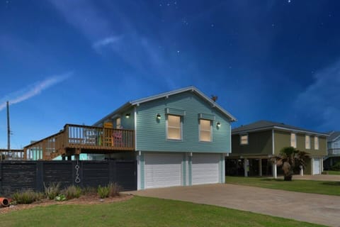 Gorgeous two story home 3 blocks from the beach!