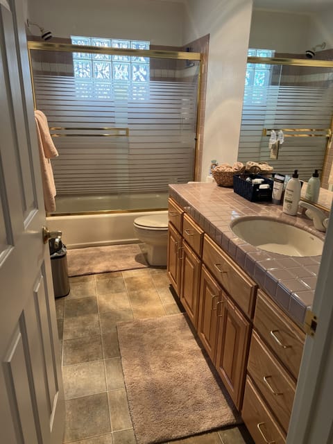 Combined shower/tub, jetted tub, hair dryer, towels