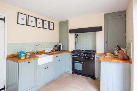 Cub Cottage Kitchen - StayCotswold