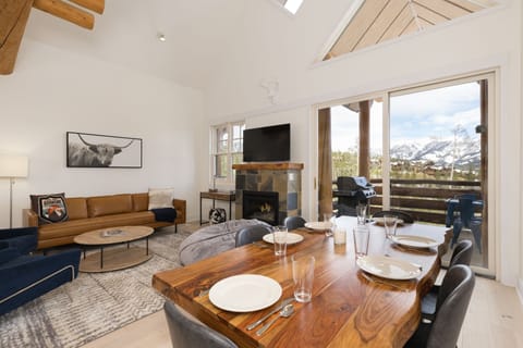 Plenty of seating for up to 6