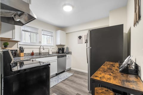 Fully Furnished Eat-In Kitchen