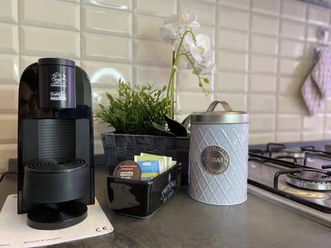 Fridge, oven, stovetop, coffee/tea maker