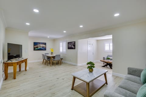Living Room | Single-Story Home | Open Floor Plan | Flat-Screen TV