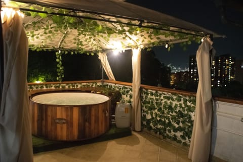 Outdoor spa tub