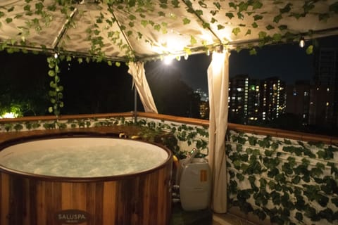 Outdoor spa tub