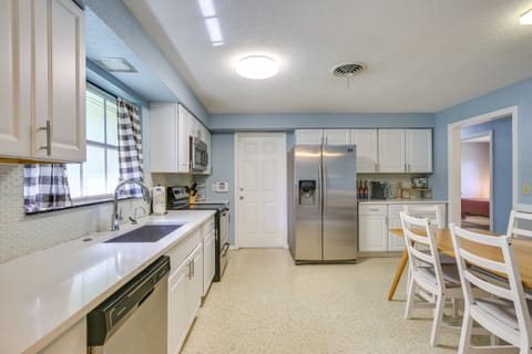 Kitchen | Central Air Conditioning/Heat | Office | Pets Welcome w/ Fee