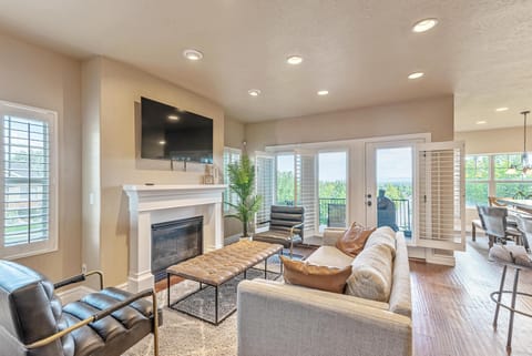 Living area | Smart TV, fireplace, books, stereo