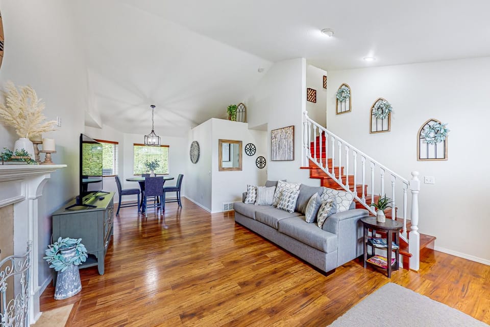 NOW AVAILABLE FOR LONGTERM RENTAL Remodeled Contemporary House on 5