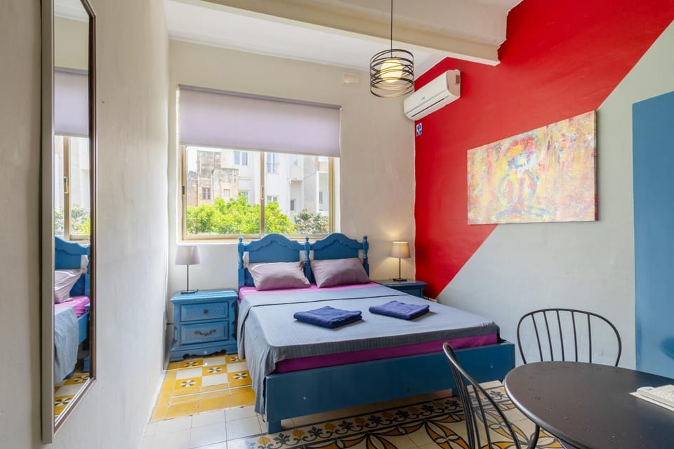 Double ensuite room in quiet and budget friendly townhouse Bed and Breakfast in Sliema