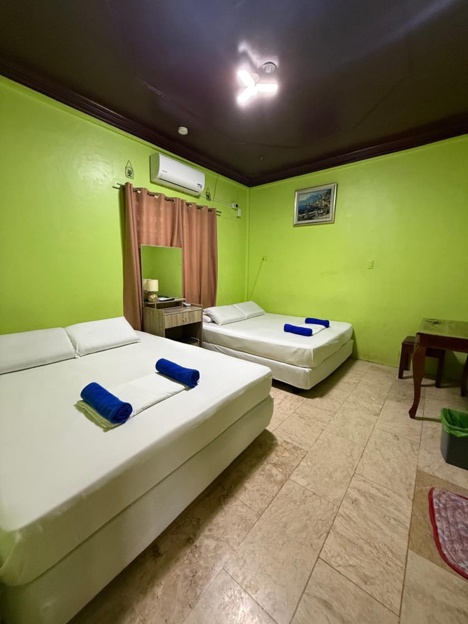 Bed, TV and multimedia, Photo of the whole room, Bedroom, towels, air conditioner