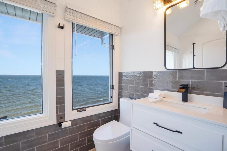 Coastal Retreat Waterfront, Deck, Awesome Views Long Island