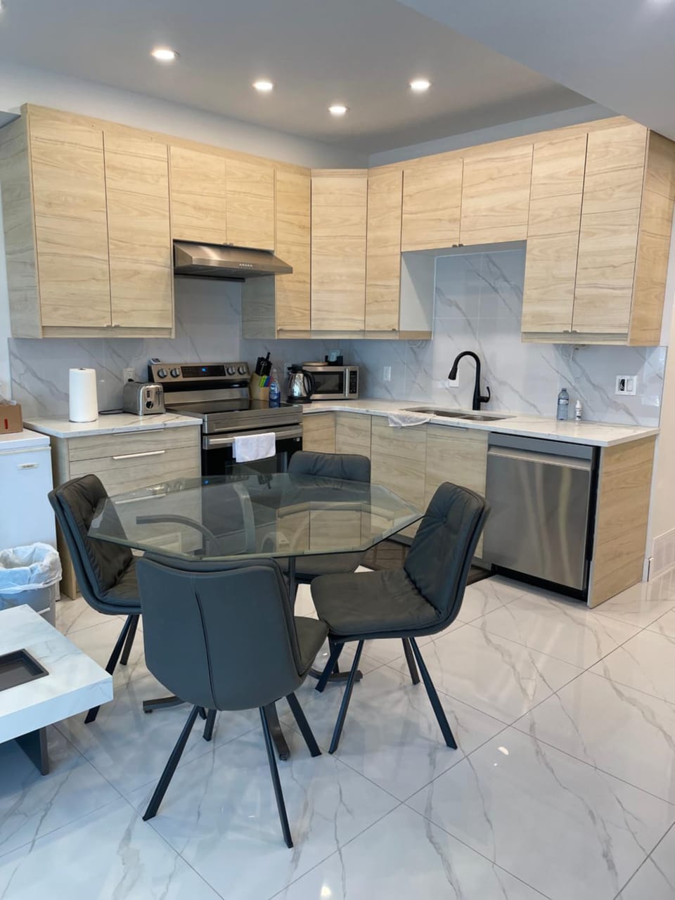 Kitchen or kitchenette, Dining area, dishwasher