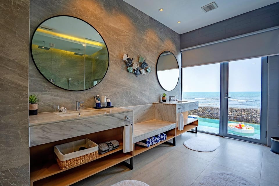 Pool view, Sea view