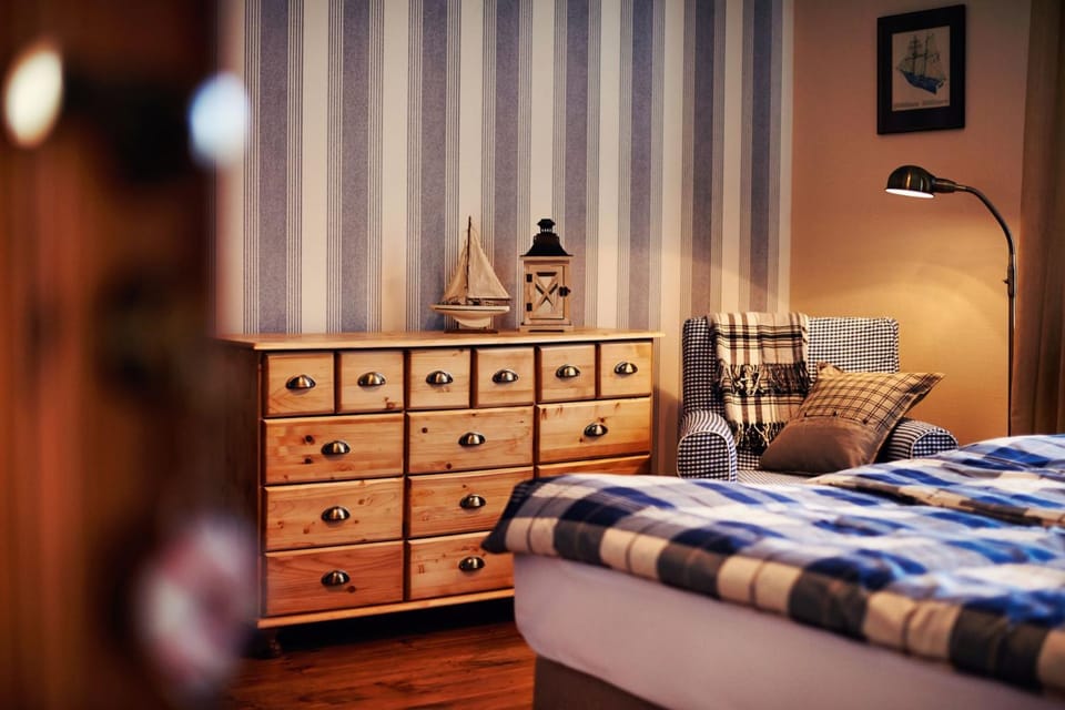 Bed, Photo of the whole room, wardrobe