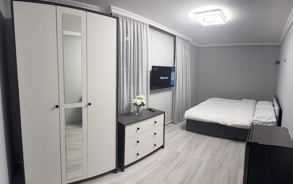 Bed, Photo of the whole room, wardrobe