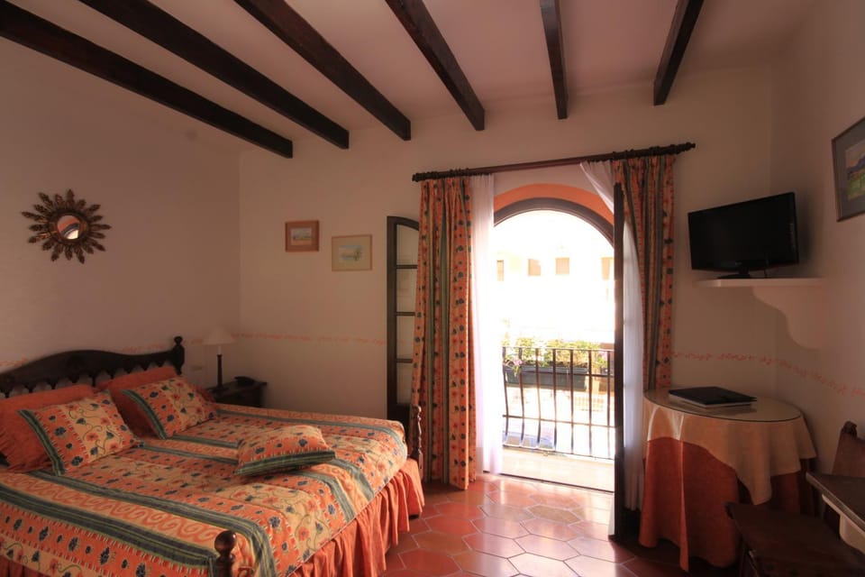 Bed, TV and multimedia, Photo of the whole room, Bedroom